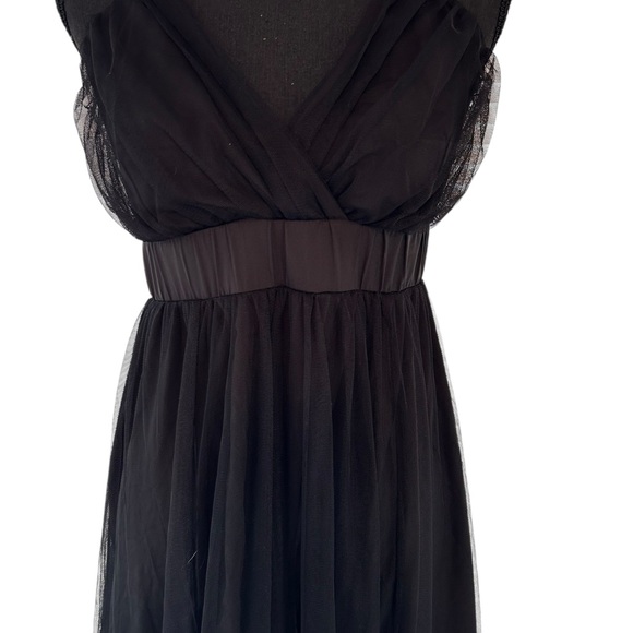 Black Maxi Dress with Elegant Silhouette - Picture 4 of 9